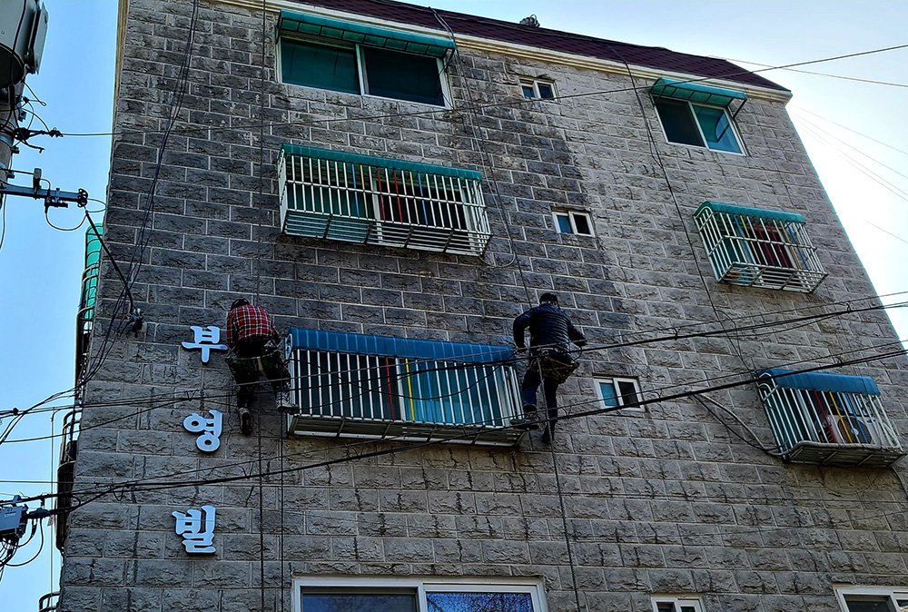 에어리스로 수성 발수제를 뿌리는 작업