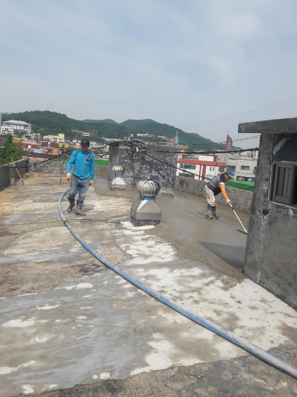 옥상 바닥이 오래되서 갈라진 곳이 너무 많아 콘크리트를 타설해서 바닥면 평탄 작업